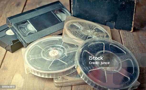 Carrete De Película Vintage Y Cintas De Vídeo Foto de stock y más banco de imágenes de Videocasete - Videocasete, Cinta de película, Largometrajes