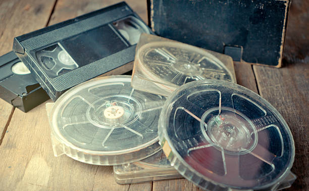 rolo de filme vintage e fita de vídeo - video cassette tape imagens e fotografias de stock