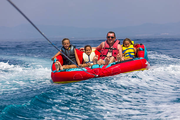 семья прогулка на море - water sport family inner tube sport стоковые фото и изображения