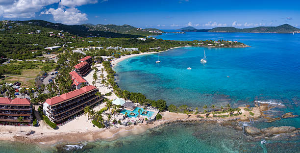 vue aérienne des eaux saphir de la baie de st. thomas, dans les îles vierges américaines - tourist resort apartment swimming pool caribbean photos et images de collection