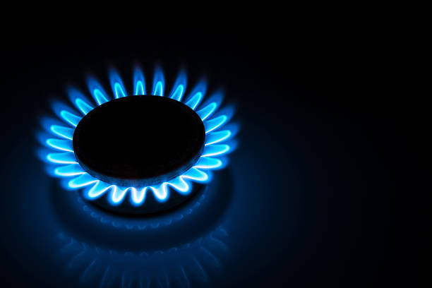 bleu feu d'une cuisinière à gaz hob flammes dans l'obscurité - flame gas natural gas blue photos et images de collection