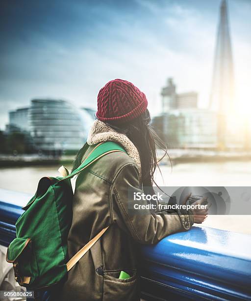 Chinesische Touristen In London Beobachten Die Skyline Stockfoto und mehr Bilder von London - England