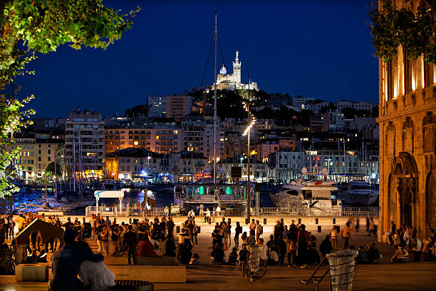 marselha: o porto antigo e notre dame de la garde - notre dame de la garde imagens e fotografias de stock