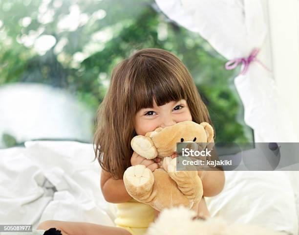 Niña Feliz Con Osito De Peluche Foto de stock y más banco de imágenes de 4-5 años - 4-5 años, Abrazar, Acogedor