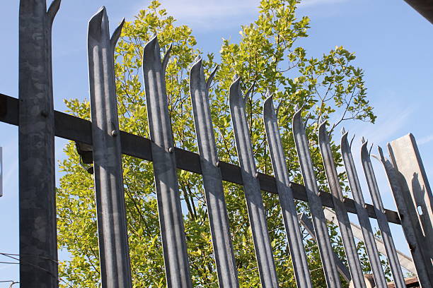 Metal Fence Metal Fence with sharp spikes on top for security palisade boundary stock pictures, royalty-free photos & images