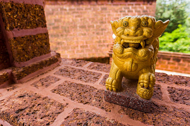 statue de lion doré décoration de temple - stone statue animal imitation asia photos et images de collection