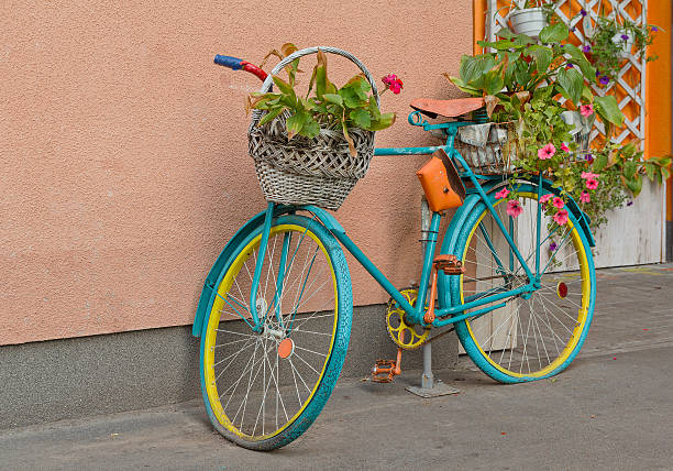 istock Old bicycle with flowers and a basket by the wall 505085418