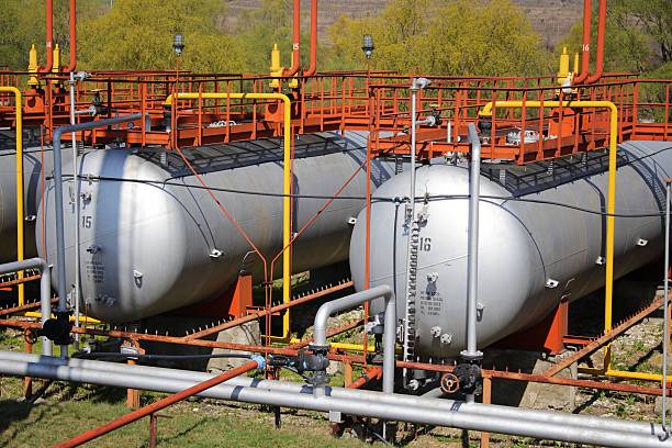tanques de armazenamento de gás - liquified petroleum gas imagens e fotografias de stock
