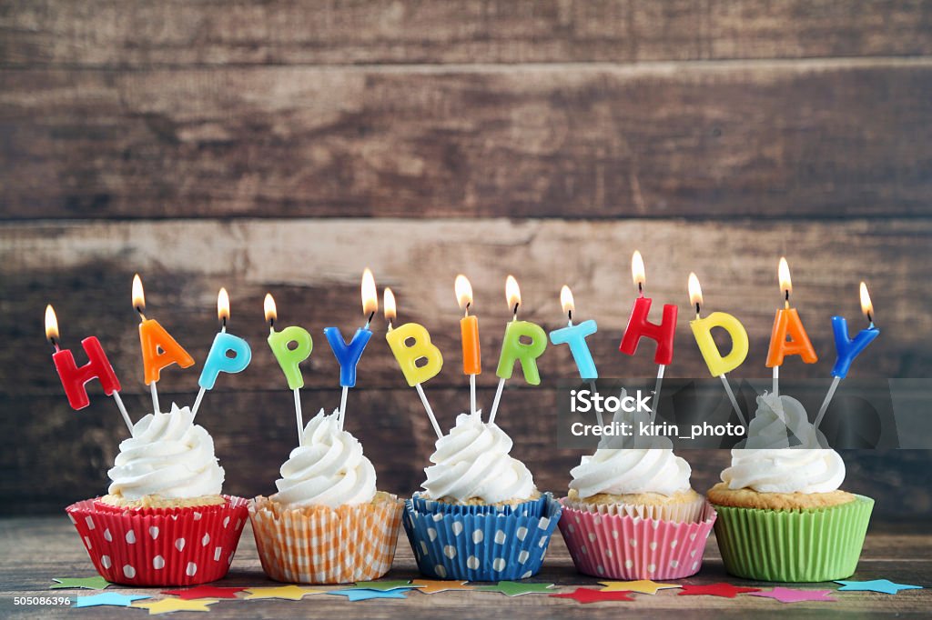 Compleanno cupcakes - Foto stock royalty-free di Compleanno