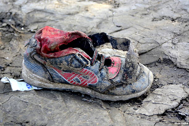 sirio refugio perdido a un hijo zapato en serbia - muslim terrorist fotografías e imágenes de stock