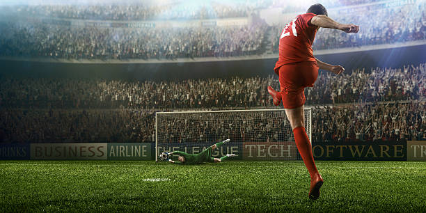 jogo momento com guarda-redes de futebol - soccer player kicking soccer goalie imagens e fotografias de stock