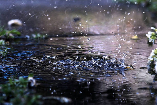 goutte de pluie - bouncing water drop liquid photos et images de collection