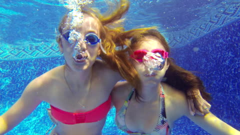 Close-up de Adolescentes Meninas soprando bolhas de água