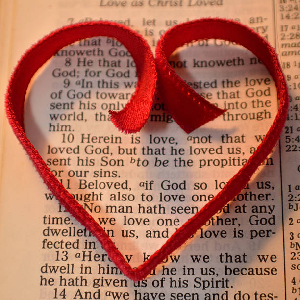 밸런타인데이 성경 절 빨�간색 심장 - bible red religious text book 뉴스 사진 이미지