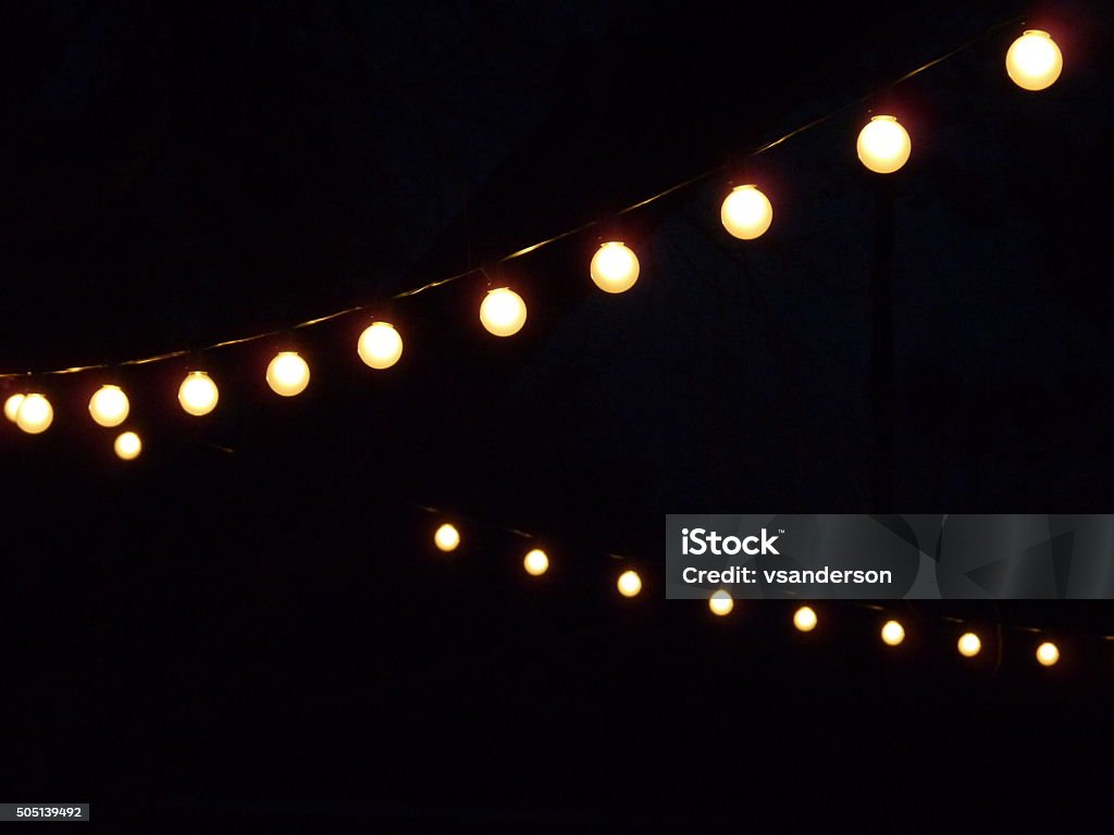 Ilummination von Strings weißen Glühbirne Beleuchtung bei Nacht - Lizenzfrei Lichterkette - Lichtquelle Stock-Foto