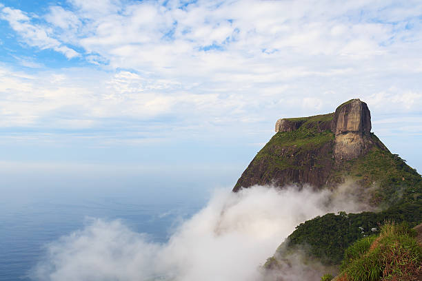 haute montagne pedra da gávea dans les nuages, rio de janeiro - gavea mountain photos et images de collection