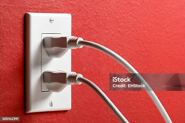 Biały Gniazdka Elektrycznego Na Czerwone Ściany - zdjęcia stockowe i więcej obrazów Wtyczka elektryczna - Wtyczka elektryczna, Przemysł elektroniczny, Gniazdko