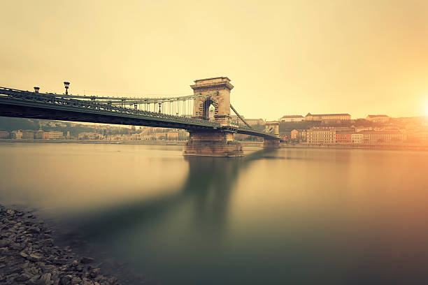budapest, kettenbrücke - chain bridge budapest night bridge stock-fotos und bilder