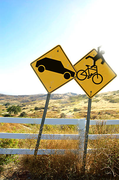 samochód na rowerze znak znak uderzeniem - arrow sign road sign fence zdjęcia i obrazy z banku zdjęć