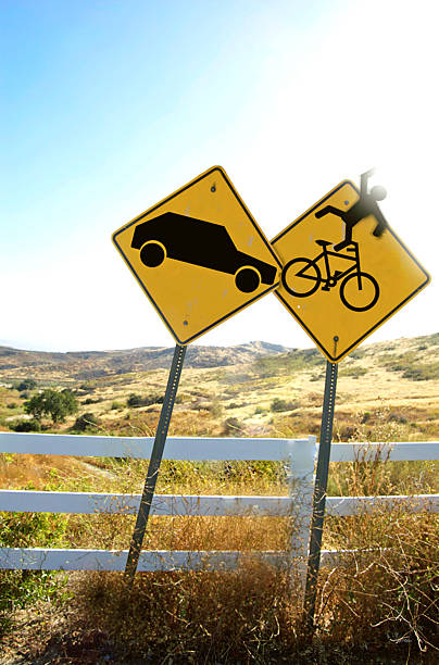 sinal de carro bate no sinal de bicicleta - arrow sign road sign fence imagens e fotografias de stock