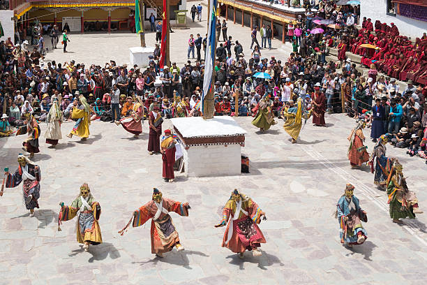 lamas realizar máscara de hemis dança no festival de 2014. - cham mask - fotografias e filmes do acervo