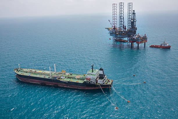 plataforma petrolífera en el mar de la plataforma de perforación - sailing ship industrial ship horizon shipping fotografías e imágenes de stock