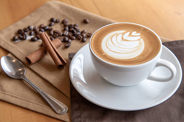 カップカフェラテ、コーヒー豆とシナモンスティック - latté coffee tray froth ストックフォトと画像