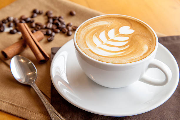 カップカフェラテ、コーヒー豆とシナモンスティック - latté coffee tray froth ストックフォトと画像