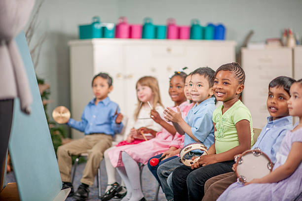 kinder, die musik in der schule - indian ethnicity audio stock-fotos und bilder