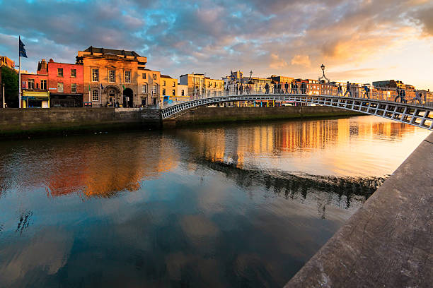 pôr do sol em dublin, irlanda - street light street bridge illuminated imagens e fotografias de stock