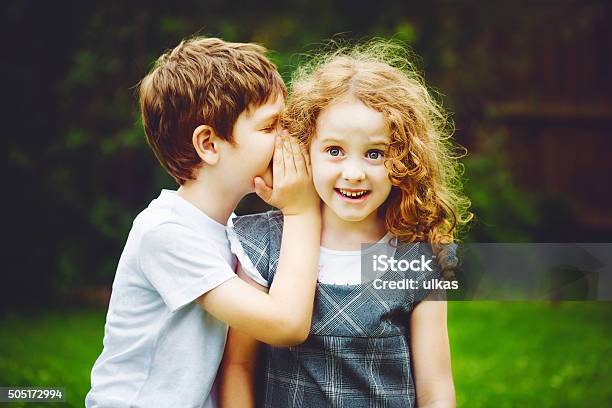 Little Boy Und Girl Whispers Stockfoto und mehr Bilder von Kind - Kind, Reden, Zuhören