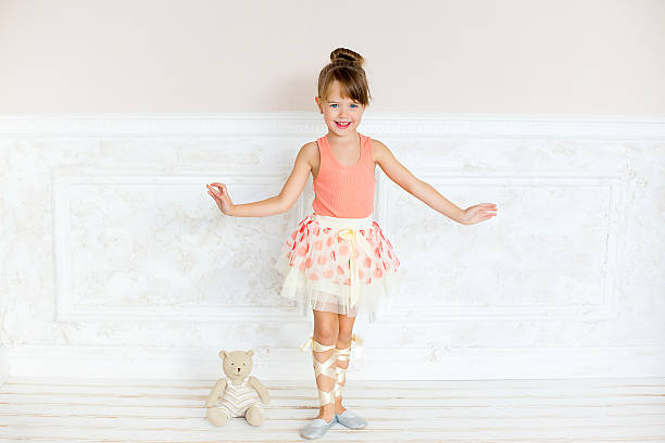 バレリーナの少女と花 - ballet dress studio shot costume ストックフォトと画像