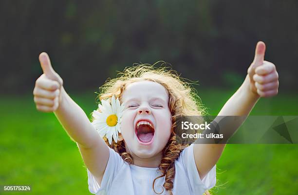 웃음소리 여자아이 표시중 최고야 아이에 대한 스톡 사진 및 기타 이미지 - 아이, 행복, 엄지손가락을 위로