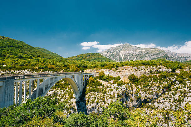 artuby мосту вердонский каньон во франции. - france verdon river scenics bridge стоковые фото и изображения