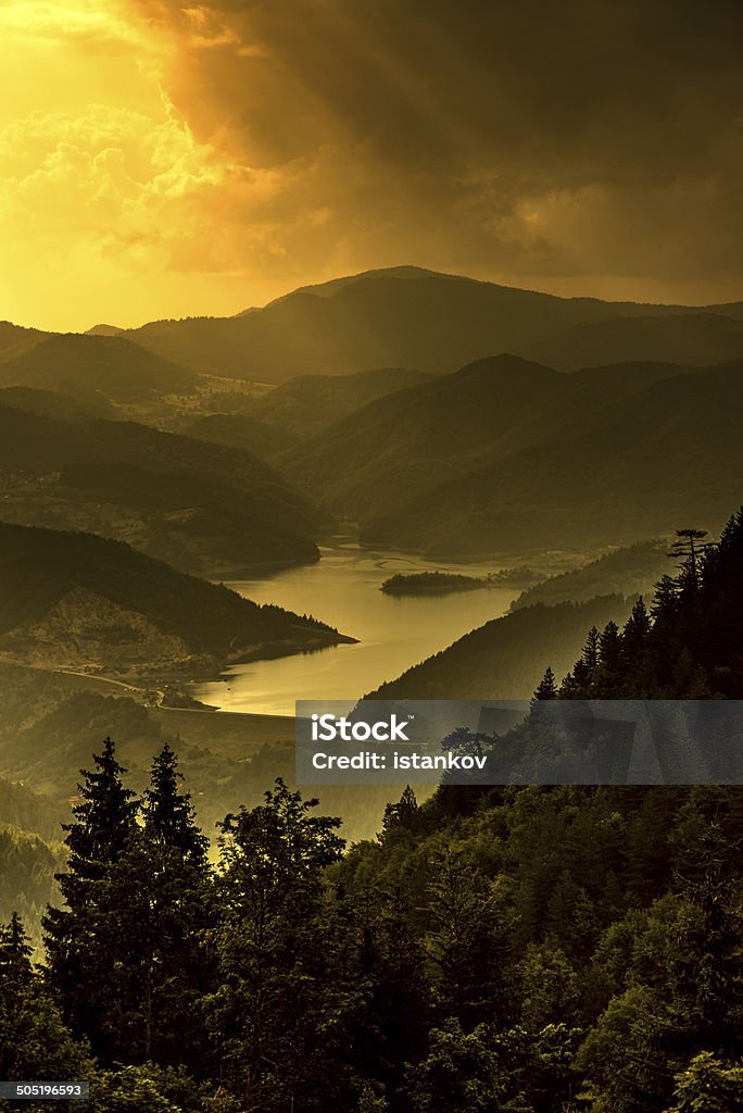 Pôr do sol sobre o Lago de West Sérvia Zaovine - Royalty-free Amarelo Foto de stock