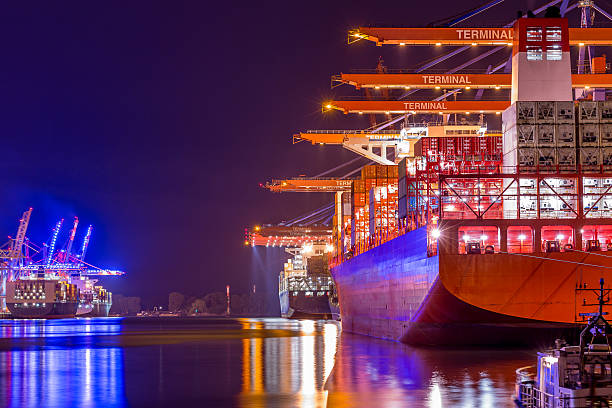 puerto de hamburgo, terminal de carga - hamburg germany elbe river illuminated freight transportation fotografías e imágenes de stock