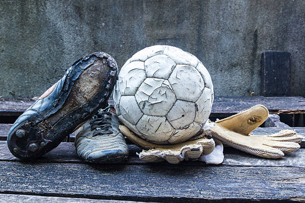 旧フットボール選手使用される装置 - soccer ball old leather soccer ストックフォトと画像