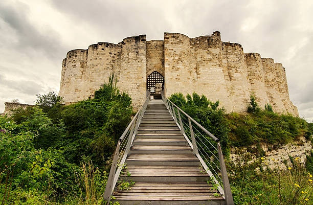 The château de Les Andelys, Château-Gaillard, which dominates the villages and the river, served for defensive purposes so fortified on top of the cliff. Today it is almost completely in ruins but its spooky white walls let you imagine what it must have been in the Middle Ages.