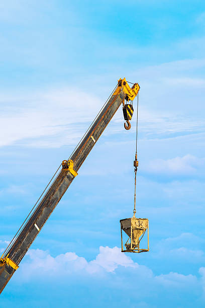 crane et cargo avec ciel bleu - crane hook picking up cargo container photos et images de collection