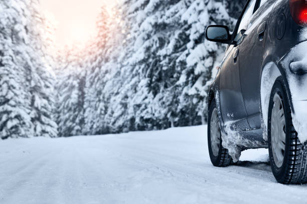 droga zimą rano - snowing driving traffic car zdjęcia i obrazy z banku zdjęć