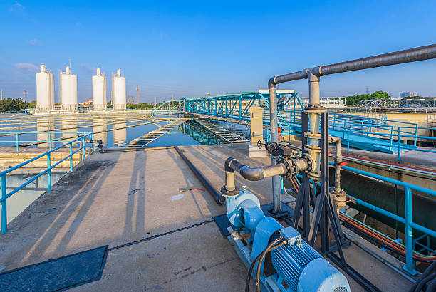 chimiche oltre nel processo di impianti per il trattamento delle acque - treated water foto e immagini stock