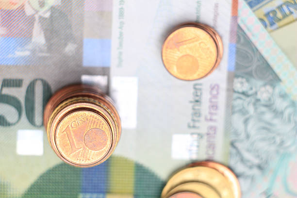 gros plan sur l'argent des pièces de monnaie et de billets euro - switzerland swiss currency chf euro symbol photos et images de collection