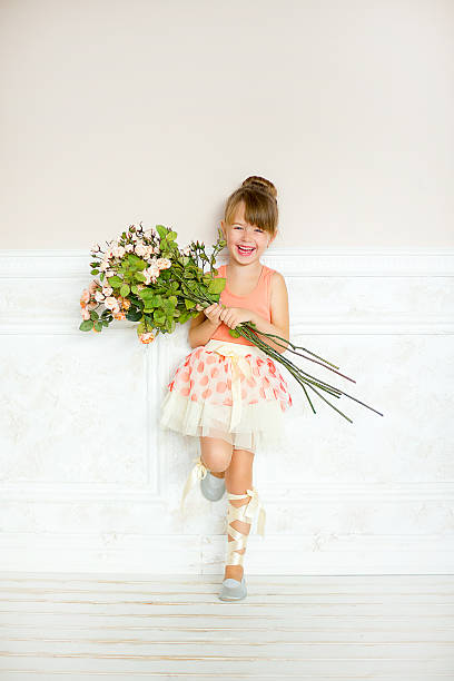 ballerina mädchen mit blumen - ballet dress studio shot costume stock-fotos und bilder