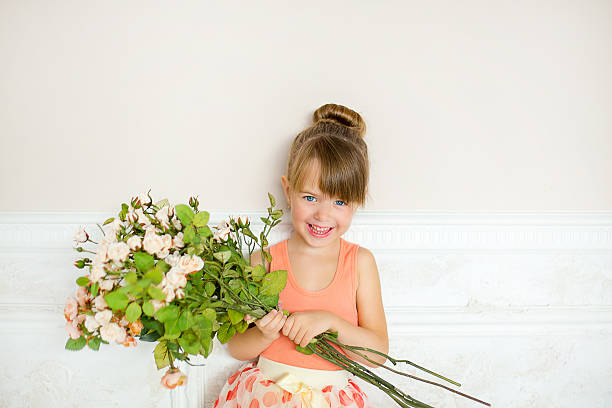 ballerina mädchen mit blumen - ballet dress studio shot costume stock-fotos und bilder