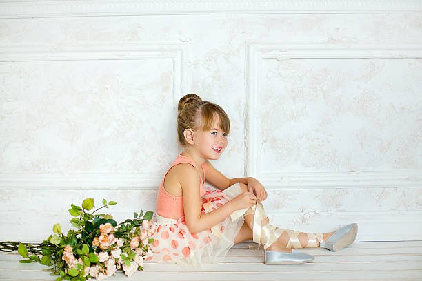 バレリーナの少女と花 - ballet dress studio shot costume ストックフォトと画像