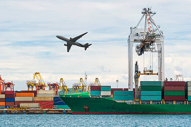 merci cargo container nave con gru ponte di lavoro di carico - porto built structure commercial dock port wine foto e immagini stock