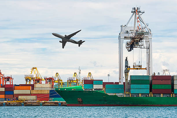 navio de recipiente de frete de carga com grua ponte de carga de trabalho - porto built structure commercial dock port wine imagens e fotografias de stock