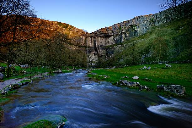 inverno di malham cove - england field autumn season foto e immagini stock