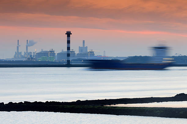 nave a vela sul fiume nieuwe waterweg - nieuwe waterweg foto e immagini stock