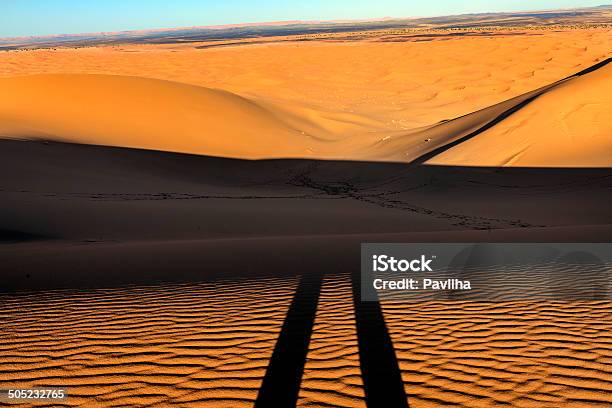 섀도스 On 에르그 체비 모래 언덕 모로호 아프리카 0명에 대한 스톡 사진 및 기타 이미지 - 0명, 갈색, 건조한